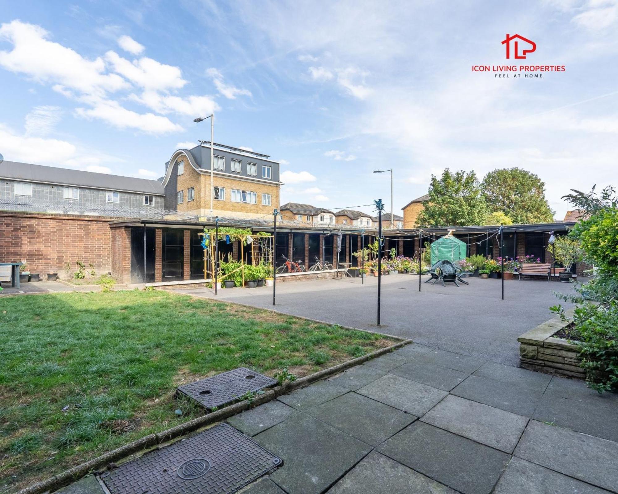 Spacious 1 Bed Flat For Contractors Leisure And Relocation Guests By Icon Living Properties Short Lets And Serviced Accommodation Barking Eksteriør bilde