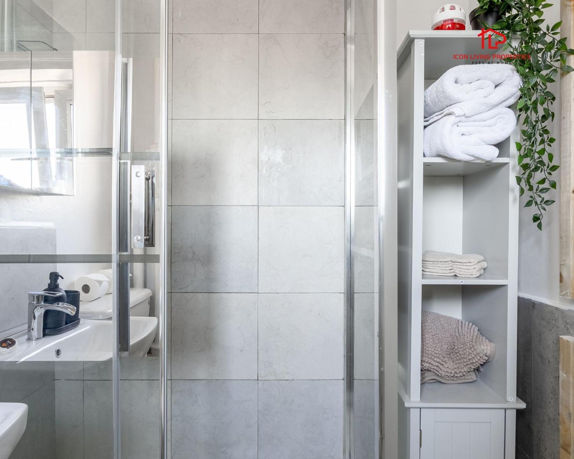 Spacious 1 Bed Flat For Contractors Leisure And Relocation Guests By Icon Living Properties Short Lets And Serviced Accommodation Barking Eksteriør bilde