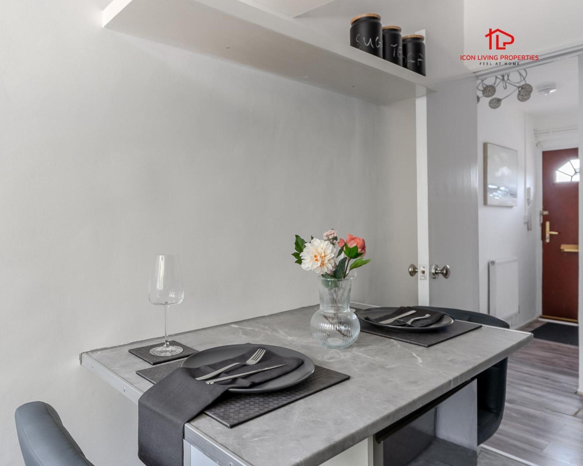 Spacious 1 Bed Flat For Contractors Leisure And Relocation Guests By Icon Living Properties Short Lets And Serviced Accommodation Barking Eksteriør bilde