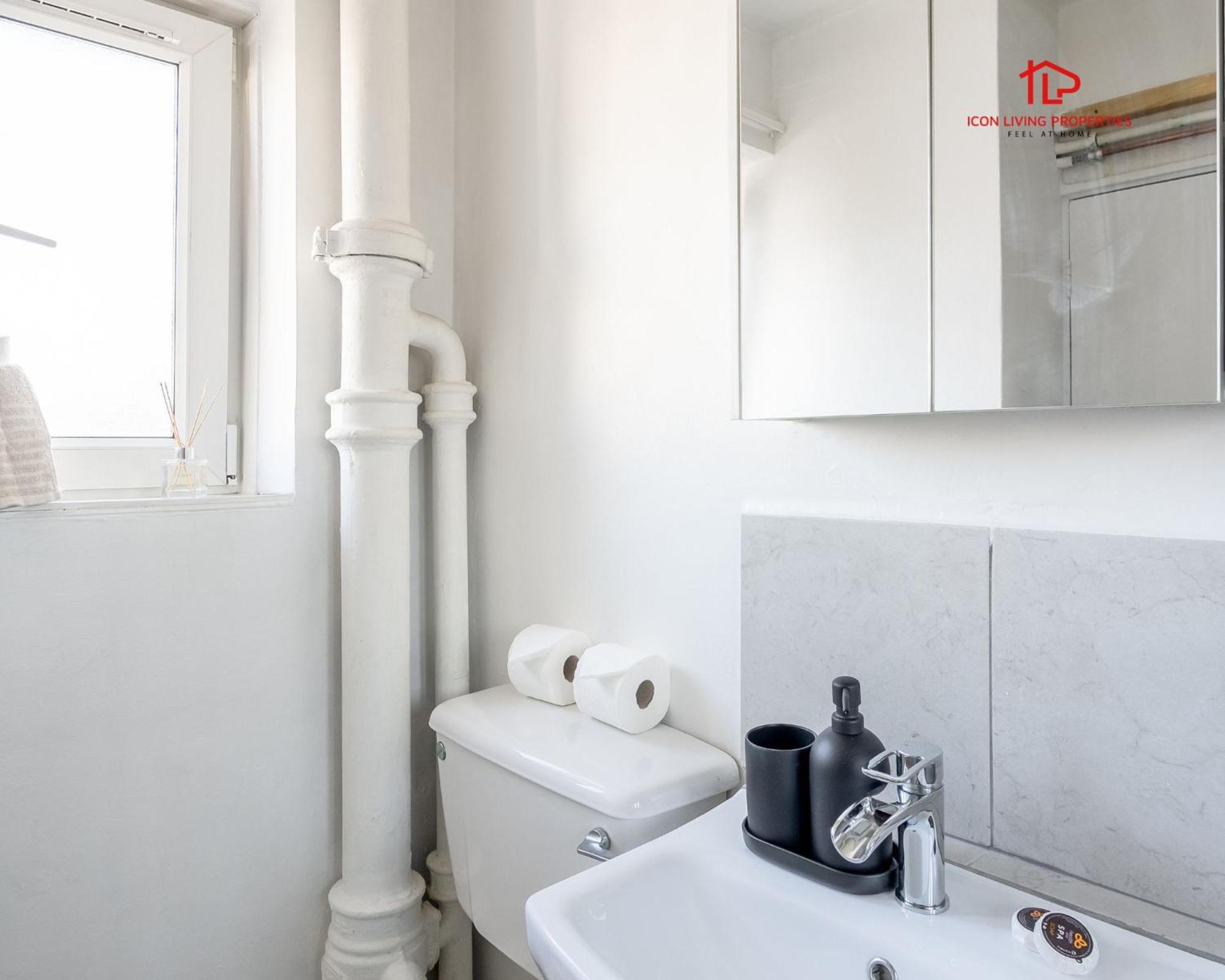 Spacious 1 Bed Flat For Contractors Leisure And Relocation Guests By Icon Living Properties Short Lets And Serviced Accommodation Barking Eksteriør bilde